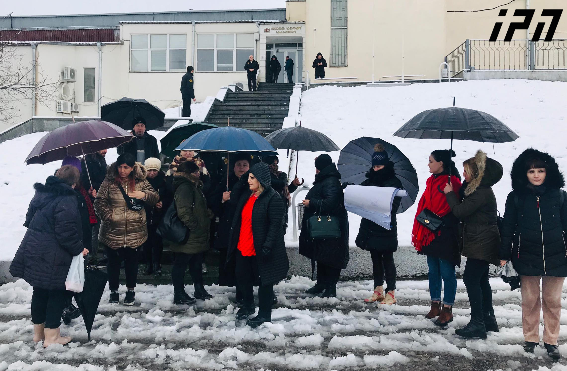 ქუთაისის საქალაქო სასამართლოსთან, სამკერვალო საწარმო „ქუთექსის” თანამშრომლებმა ხელფასის მიღების მოთხოვნით აქცია გამართეს