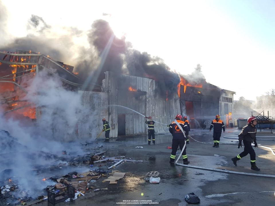 ბელიაშვილის ქუჩაზე მდებარე „თბილსერვის ჯგუფის“ ტერიტორიაზე მდებარე საწყობში გაჩენილი ხანძარი ლოკალიზებულია