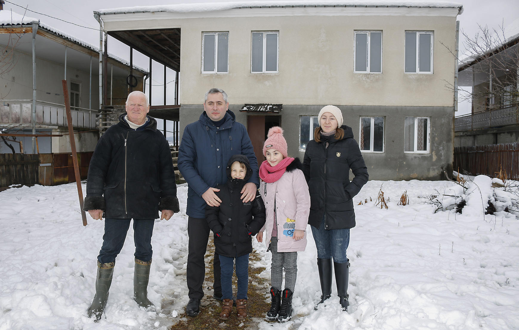 დევნილთა სააგენტოს დირექტორმა იძულებით გადაადგილებული ოჯახისთვის სოფლად შესყიდული სახლი მოინახულა