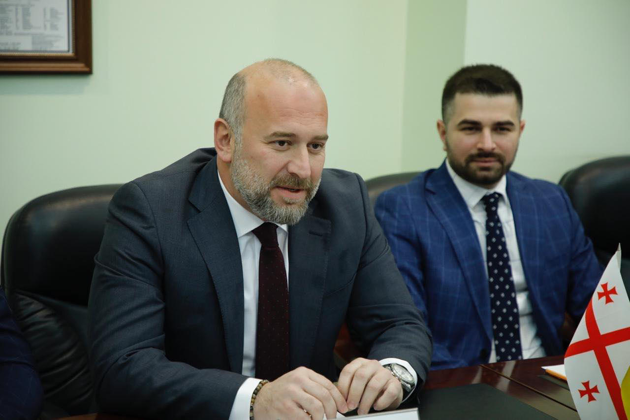 ზვიად შალამბერიძემ ქუთაისის 30-ე საჯარო სკოლის დირექტორს საუკეთესო დირექტორთა სამეულში მოხვედრა მიულოცა