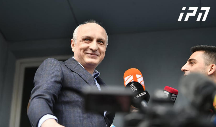 ვანო მერაბიშვილს ე.წ. მატროსოვის ციხესთან შეკრებილები ტაშით შეხვდნენ