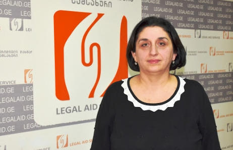 ადვოკატის ინფორმაციით, საჩხერეში მამის მკვლელობაში ბრალდებული არასრულწლოვანი დუმილის უფლებას იყენებს