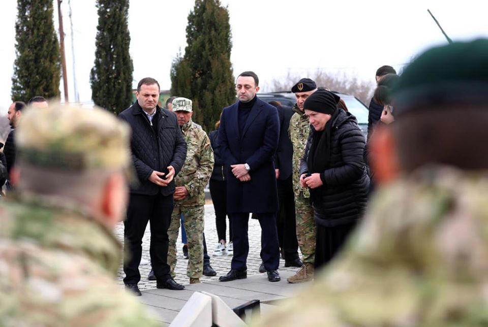 ირაკლი ღარიბაშვილმა მუხათგვერდის ძმათა სასაფლაოზე არჩილ ტატუნაშვილის ხსოვნას პატივი მიაგო