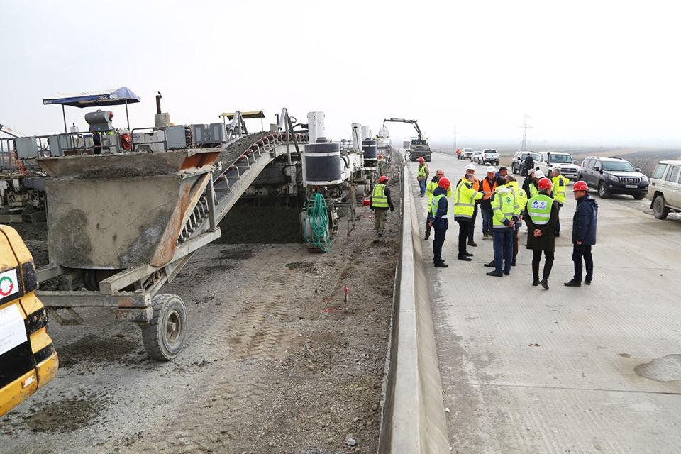 კომპანიის ინფორმაციით, საქასრიას ავტომაგისტრალზე დასაქმებული ჩინეთის შვიდი მოქალაქე სამშენებლო ბანაკის იზოლირებულ შენობაში განთავსდა