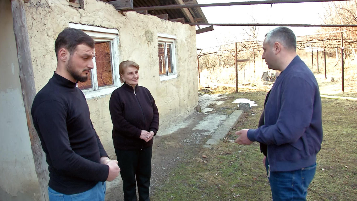 დევნილთა, ეკომიგრანტთა და საარსებო წყაროებით უზრუნველყოფის სააგენტოს დირექტორი - ელბაქიძეების დევნილი ოჯახი გაუსაძლისი პირობებიდან ახალ ბინაში გადავა