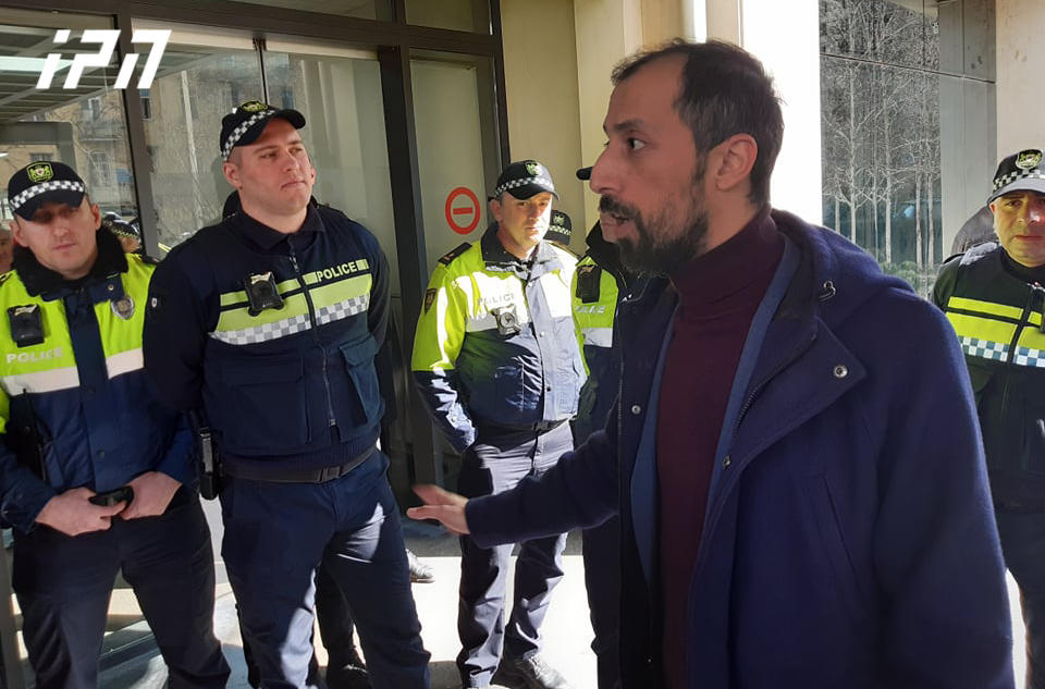 გიგა მაქარაშვილი აცხადებს, რომ თუ თბილისის მერიისგან პასუხს არ მიიღებენ, „ანას ბაღის“ მიმდებარედ სკვერის მშენებლობას ამაღამ ისევ დაიწყებენ