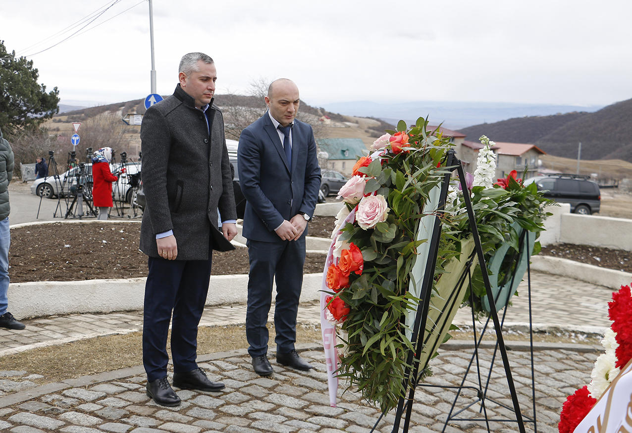 დევნილთა მინისტრის მოადგილემ და სააგენტოს დირექტორმა იუნკერთა მემორიალი გვირგვინით შეამკეს