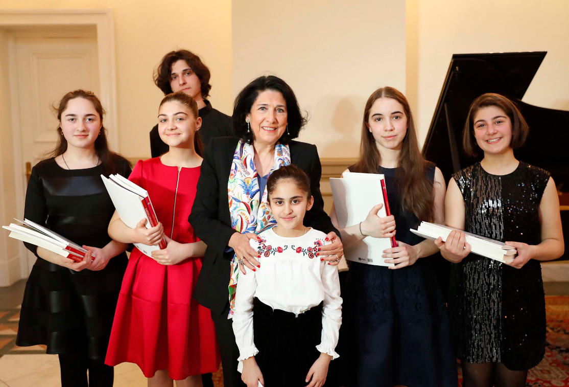 პრეზიდენტმა ორბელიანების სასახლეში პიანისტ ელისო ბოლქვაძის საქველმოქმედო ფონდ ,,ლირას" ლაურეატებს უმასპინძლა