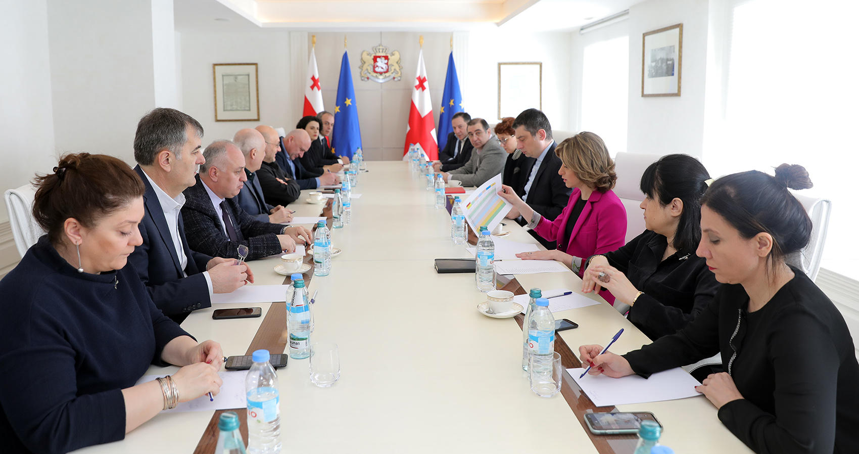 კორონავირუსთან დაკავშირებით მოქმედმა საკოორდინაციო საბჭომ საზოგადოებრივი თავშეყრის ადგილებში ხალხმრავალი ღონისძიებების გაუქმების შესახებ რეკომენდაცია გასცა