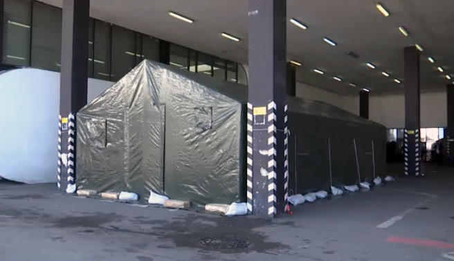 სასაზღვრო პუნქტებსა და აეროპორტებში საველე კარვები დამონტაჟდა, სადაც მაღალი რისკის ქვეყნებიდან შემოსული პირები სპეციალურ დაწესებულებაში გადაყვანამდე განთავსდებიან