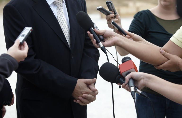 ჯანდაცვის სამინისტრო ჟურნალისტებს ურჩევს, რესპონდენტებთან 1-1.5 მეტრზე ახლოს არ მივიდნენ, ინტერვიუები კი მიკროფონის დამჭერი გრძელი ჯოხის გამოყენებით ჩაწერონ