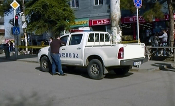 თვითმხილველები ხაშურში ქმრის მიერ ყოფილი ცოლის დაჭრის დეტალებზე საუბრობენ