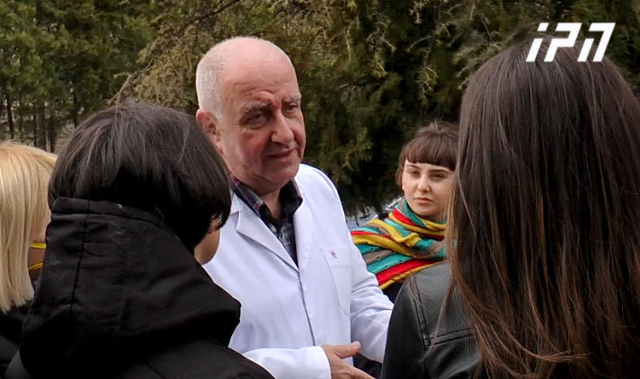 რესპუბლიკური საავადმყოფოს დირექტორის განცხადებით, 2 ზონა ხელუხლებელი დატოვეს და თუ მათ სამკურნალო რეჟიმზე გადასვლა მოუწევთ, 88 პაციენტის მიღება შეუძლიათ