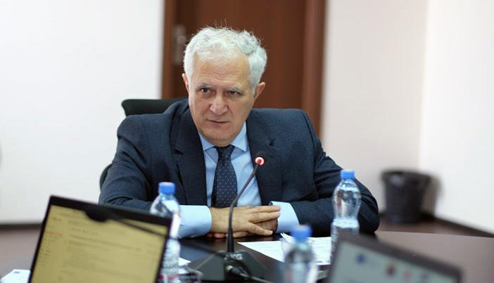 ამირან გამყრელიძე მოქალაქეებს მოუწოდებს, ტემპერატურის ქონისას აფთიაქსა და მაღაზიაში არ მივიდნენ, მარტოხელა პირების დახმარებას კი მოხალისეებს სთხოვს