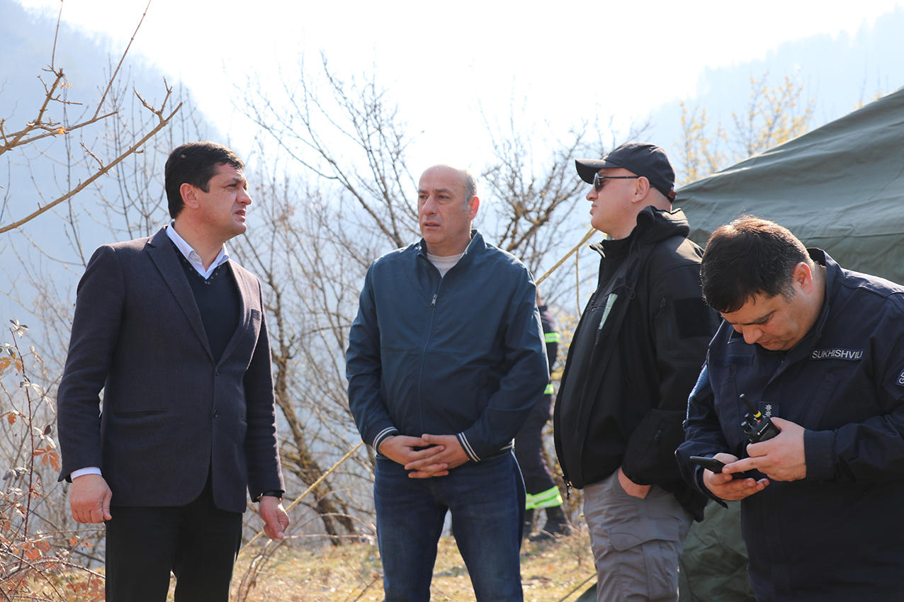 რაჭა-ლეჩხუმისა და ქვემო სვანეთის რწმუნებული - ამბროლაურში ხანძარი დაახლოებით 15 ჰექტარზეა გავრცელებული, მის ლოკალიზებას დღის ბოლომდე შევძლებთ