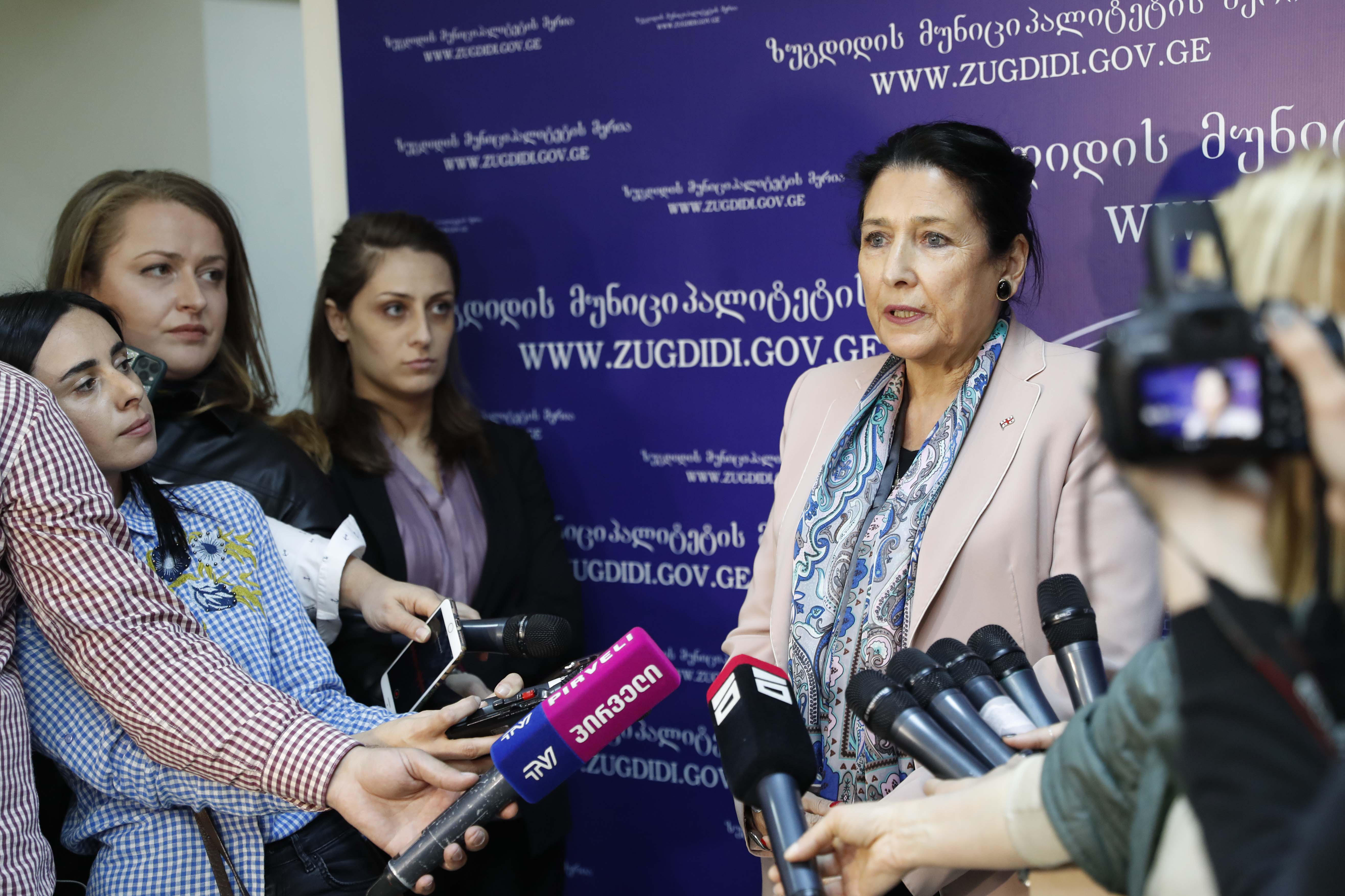 სალომე ზურაბიშვილი  ამირან გამყრელიძეს, პაატა იმნაძეს, დაავადებათა კონტროლის ცენტრის ყველა თანამშრომელსა და საქართველოს სამედიცინო პერსონალს მადლობას უხდის