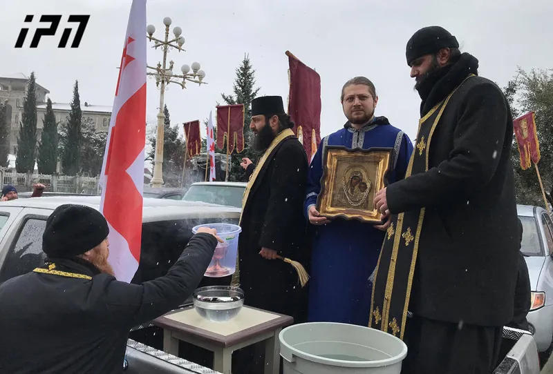 Духовные лица освятили улицы Тбилиси