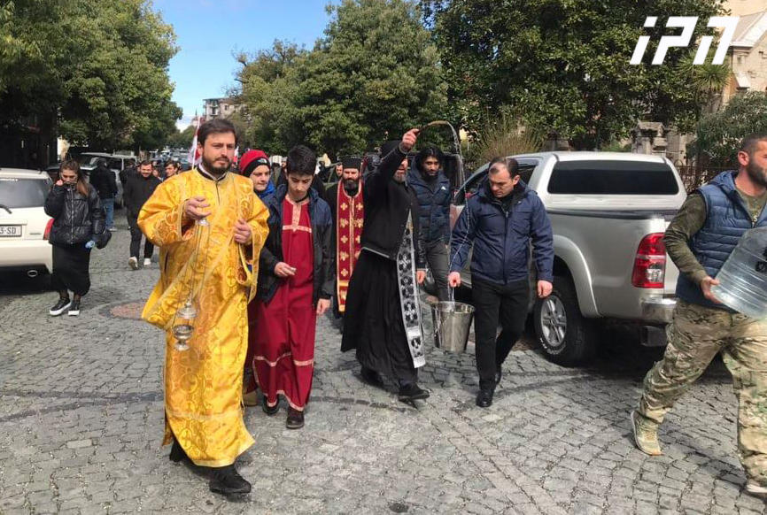 ბათუმის ქუჩებში სასულიერო პირები და მართლმადიდებელი მრევლი მსვლელობას აწყობენ