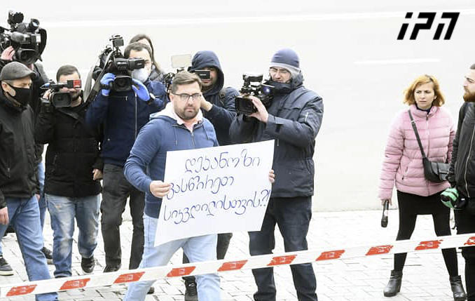 დეკანოზი გასწირეთ სიკვდილისთვის?! - აღნიშნული შინაარსის ტრანსპარანტით მსჯავრდებული დეკანოზის ძმა საპატრიარქოსთან მივიდა