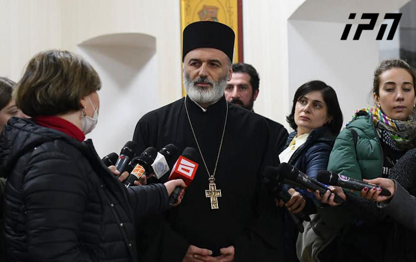 დეკანოზი ანდრია ჯაღმაიძე - პრემიერი ბრძანდებოდა საპატრიარქოში დღეს და მოვისმინეთ მისგან, რომ ეკლესიის მსახურებებთან დაკავშირებით 10-კაციანი შეკრების პრინციპი არ არის ბუკვალურად გასაგები