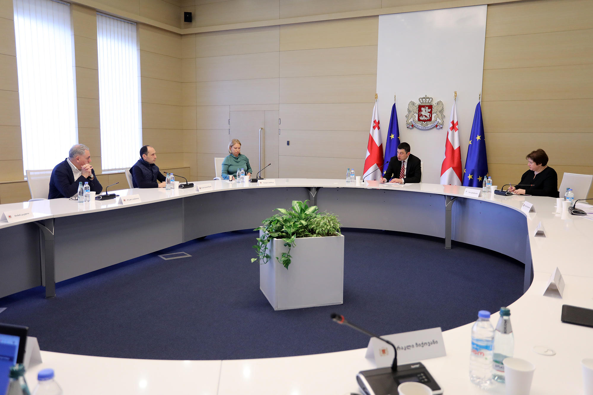 მთავრობა საზოგადოებას და ბიზნესსექტორს მიმართავს, მკაცრად დაიცვან მიღებული მითითებები, რათა ქვეყნის ეკონომიკა მაქსიმალურად მოკლე ვადაში დაუბრუნდეს ნორმალურ ფუნქციონირებას