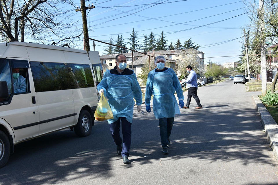 წყალტუბოში მოხალისეები სათნოების სახლის ბენეფიციარებს და 70 წელს გადაცილებულ მოქალაქეებს  საკვებ პროდუქტებს ურიგებენ