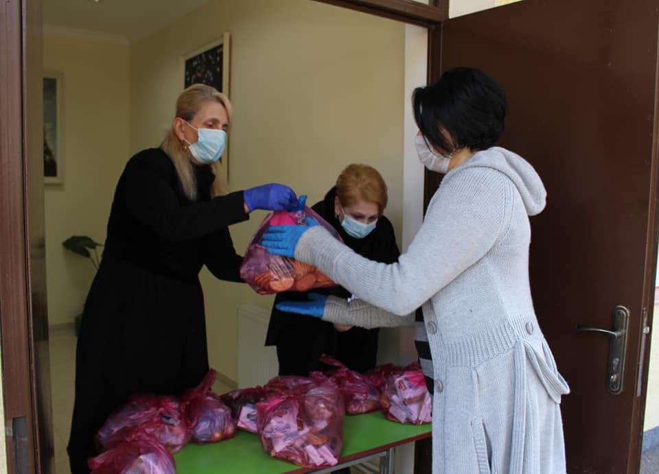 ბოლნისის მუნიციპალიტეტის ბაღებში არსებული საკვები პროდუქტების მარაგი სოციალურად დაუცველ, მრავალშვიალიან ოჯახებსა და მარტოხელა დედებს დაურიგდათ