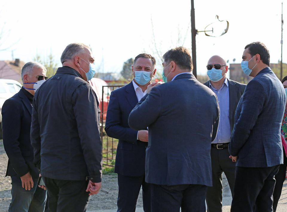 ვახტანგ გომელაურის ინფორმაციით, მარნეულის ბლოკ-პოსტთან ​ სატვირთო ავტომობილის ორ მძღოლს ტემპერატურა დაუფიქსირდა