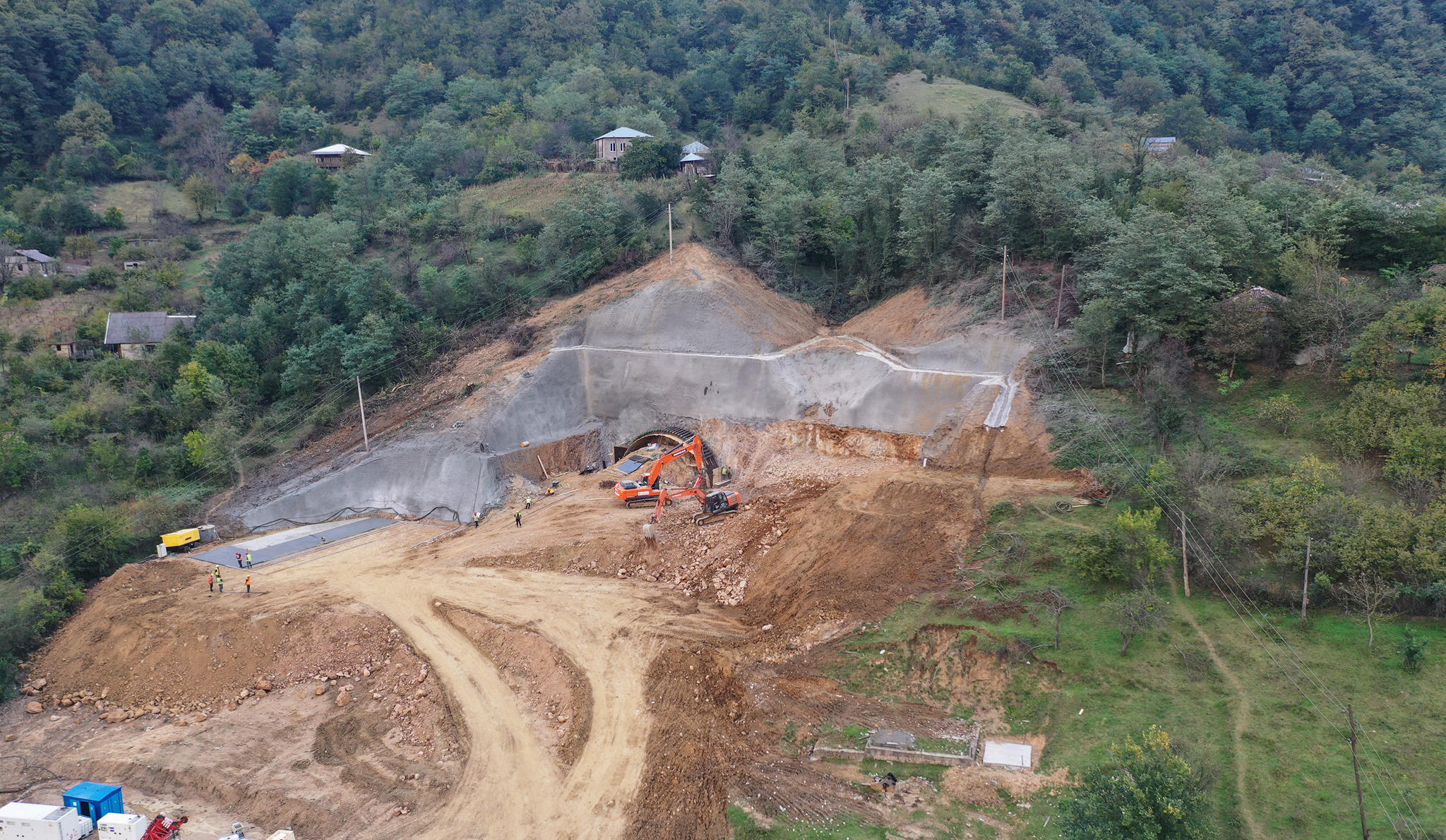 გზების დეპარტამენტის თავმჯდომარის განცხადებით, ინფრასტრუქტურული პროექტები, ჩვეულ რეჟიმში, გეგმა-გრაფიკის შესაბამისად მიმდინარეობს და სამუშაოები არ შეჩერდება