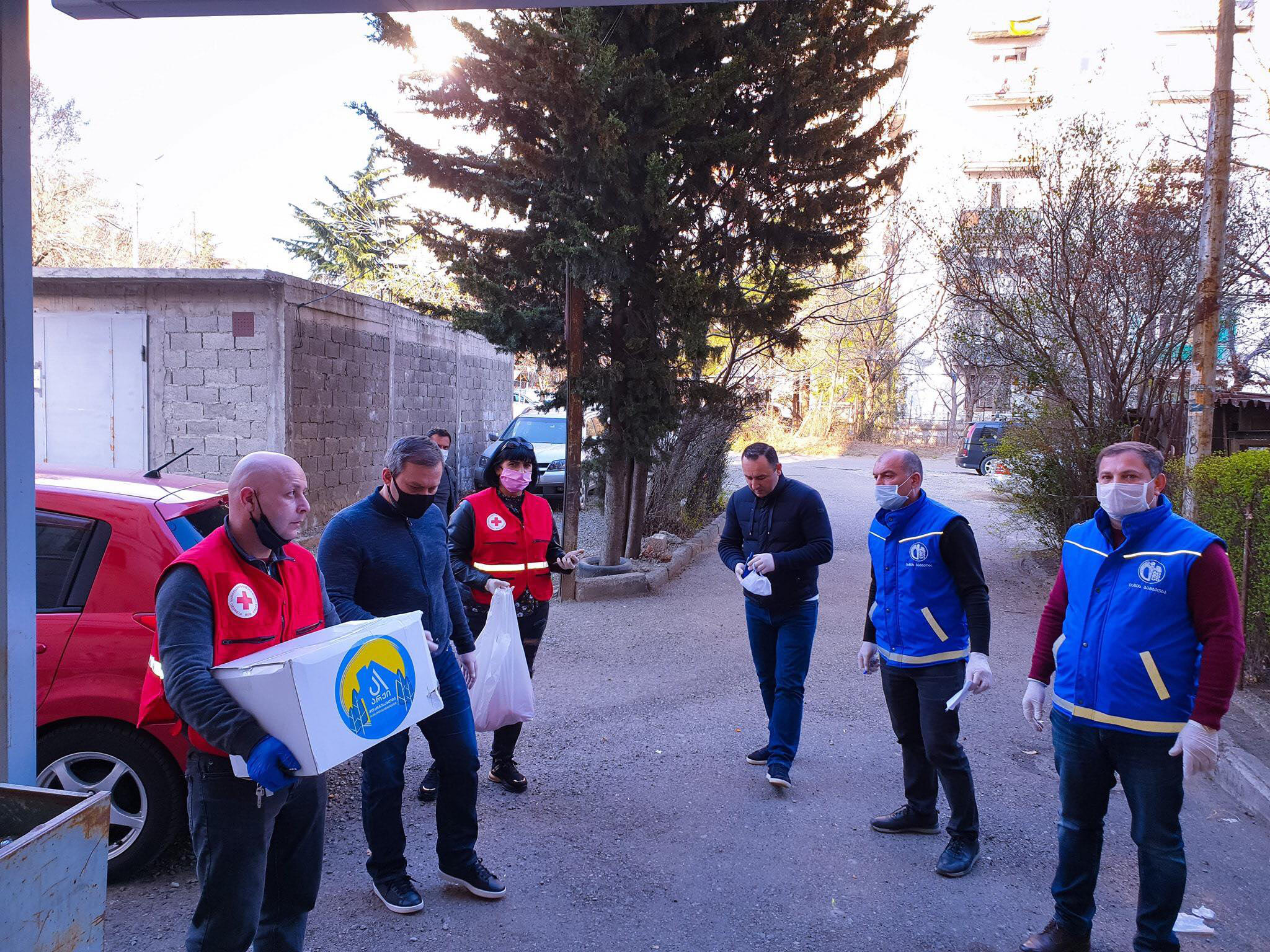 ლევან დავითაშვილი და ირაკლი აბუსერიძე მოხალისეთა ჯგუფს შეუერთდნენ