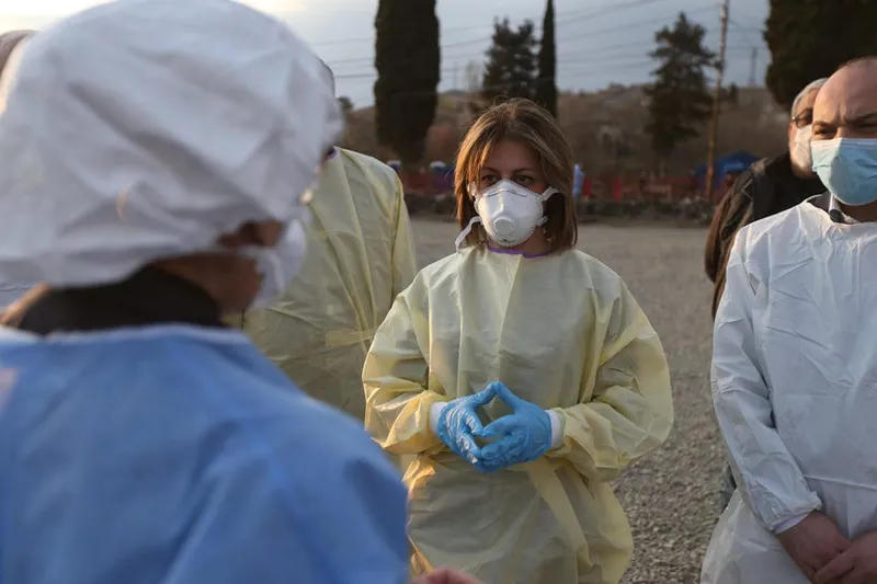 ჯანდაცვის მინისტრის განცხადებით, ამ ეტაპისთვის კლინიკებს სამედიცინო აღჭურვილობის 2 კვირის მარაგი აქვს, თუმცა სახელმწიფო მუდმივ რეჟიმში მუშაობს მარაგების შევსებაზე