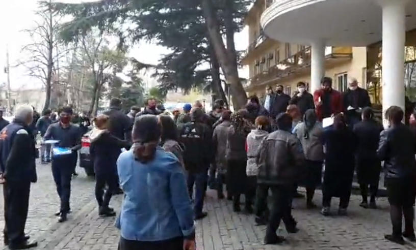 მარნეულში მერიასთან ხალხმრავლობაა, მერი მოსახლეობას დისტანციის დაცვისკენ მოუწოდებს