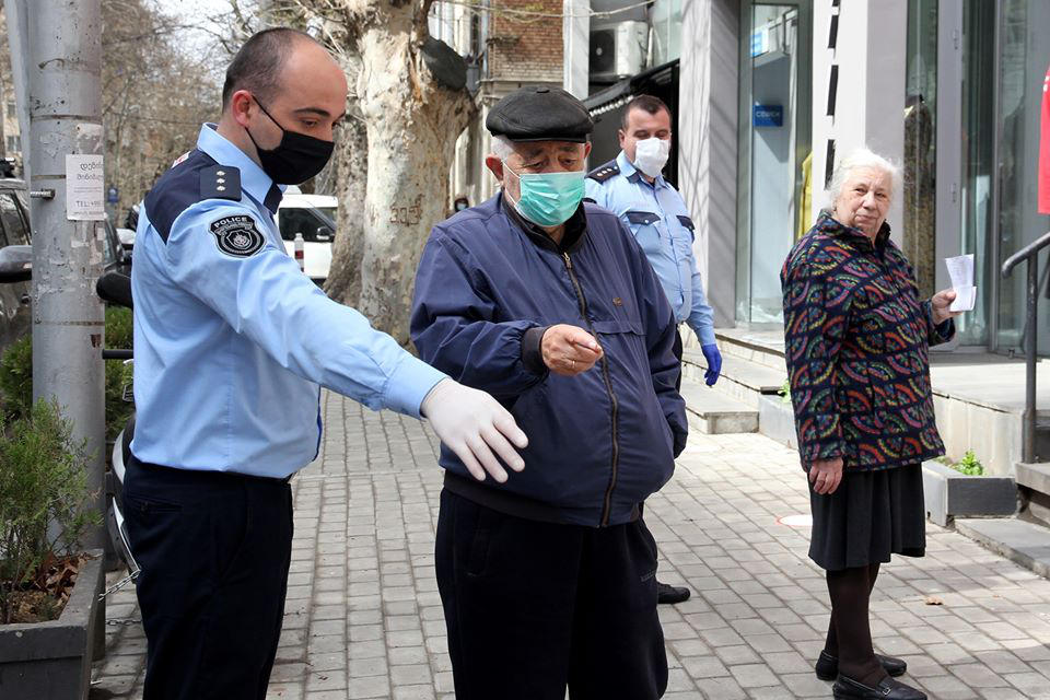 70 წელს გადაცილებულ მოქალაქეებს უკიდურესი აუცილებლობის გარდა დღეიდან  სახლიდან გასვლა ეკრძალებათ