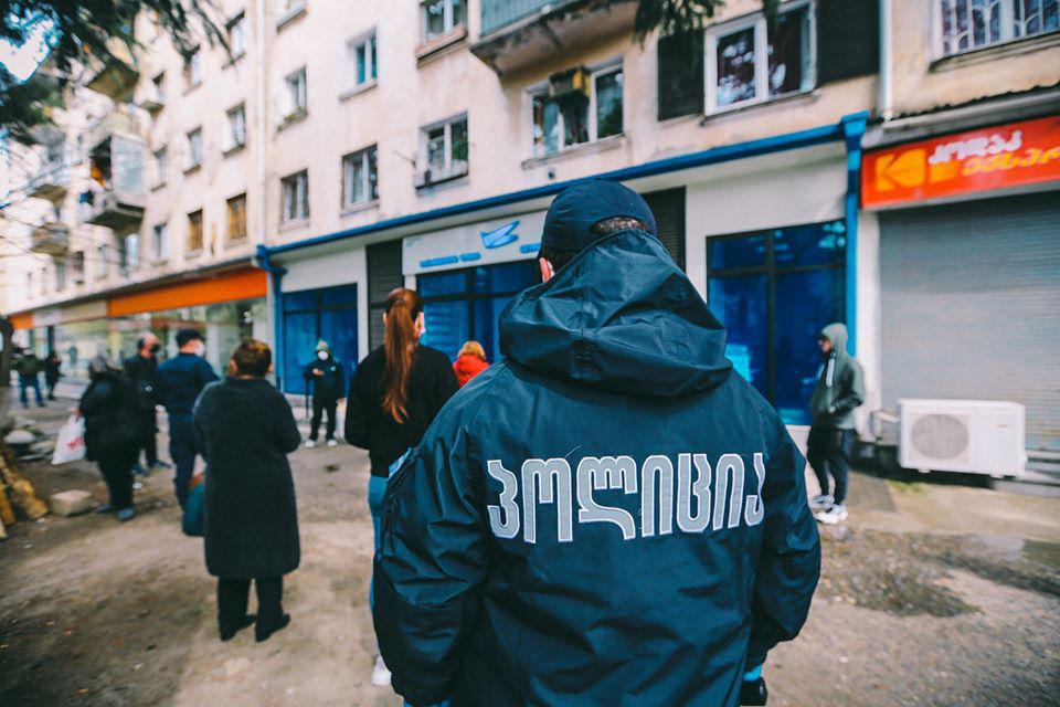 სასურსათო მაღაზიებსა და აფთიაქების გარდა, საქართველოში დღეიდან 3 პირზე მეტის შეკრება აიკრძალა