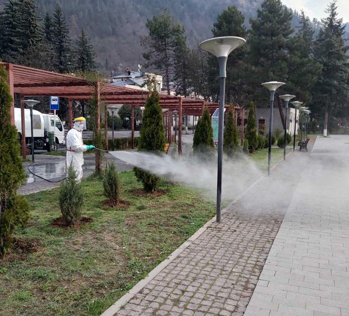 ბორჯომში ქუჩების დასუფთავება და დეზინფექცია მიმდინარეობს