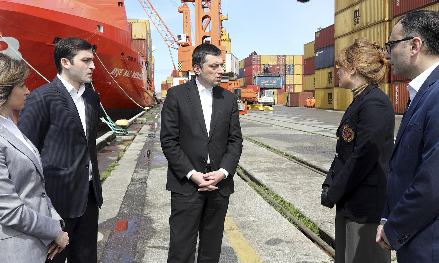 პრემიერ-მინისტრი ბათუმის პორტში ორ გემს დახვდა, რომლითაც ქვეყანაში ჯამურად 63 000 კგ საკვები პროდუქტი და მედიკამენტები შემოვიდა