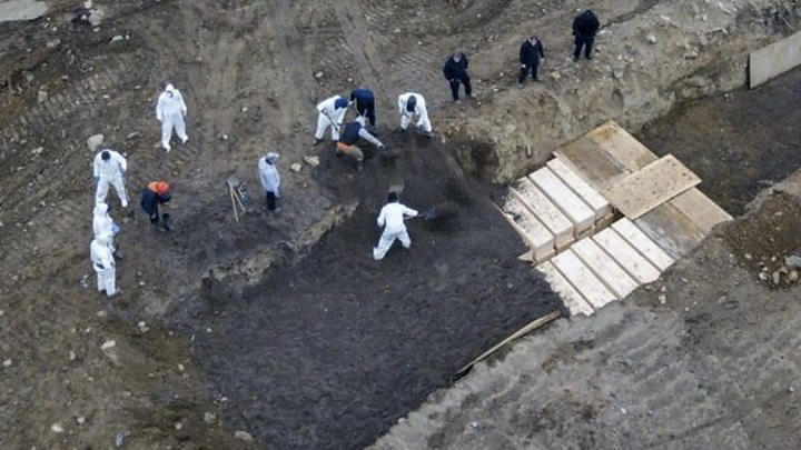 BBC-ი ვიდეოს ავრცელებს, სადაც ჩანს, როგორ ხდება ნიუ-იორკში კორონავირუსით გარდაცვლილთა მასობრივი დასაფლავება