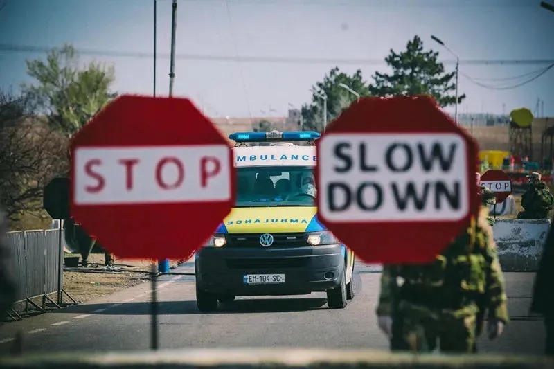 ბოლნისის მუნიციპალიტეტიდან, სადაც გუშინ ინციდენტი მოხდა, კორონავირუსით დაინფიცირებული პირები კლინიკაში გადაჰყავთ