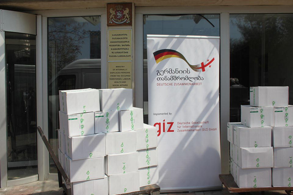 გერმანიამ საქართველოს ჯანდაცვის სამინისტროს 100 000 ერთეული პირბადე და 2000 ლიტრი სადეზინფექციო ხსნარი საჩუქრად გადასცა