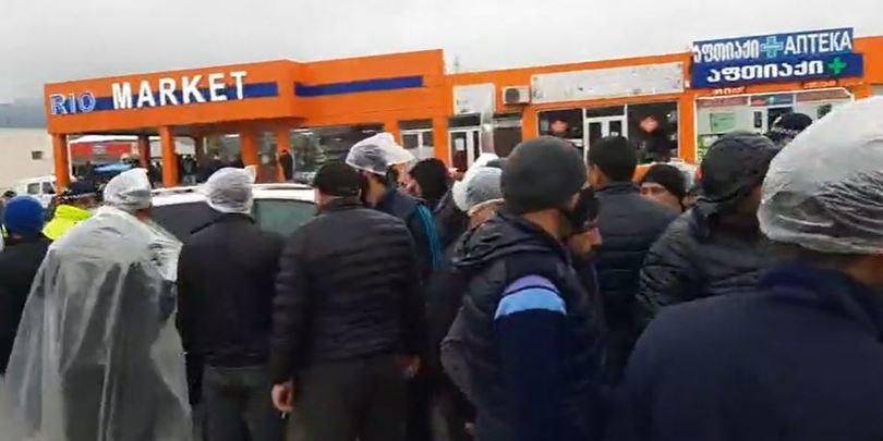 მარნეულში, სადაც გუშინ რამდენიმე სოფლის მოსახლეობა პროდუქციის რეალიზაციაში დახმარების მოთხოვნით აქციას მართავდა, ხმაურია