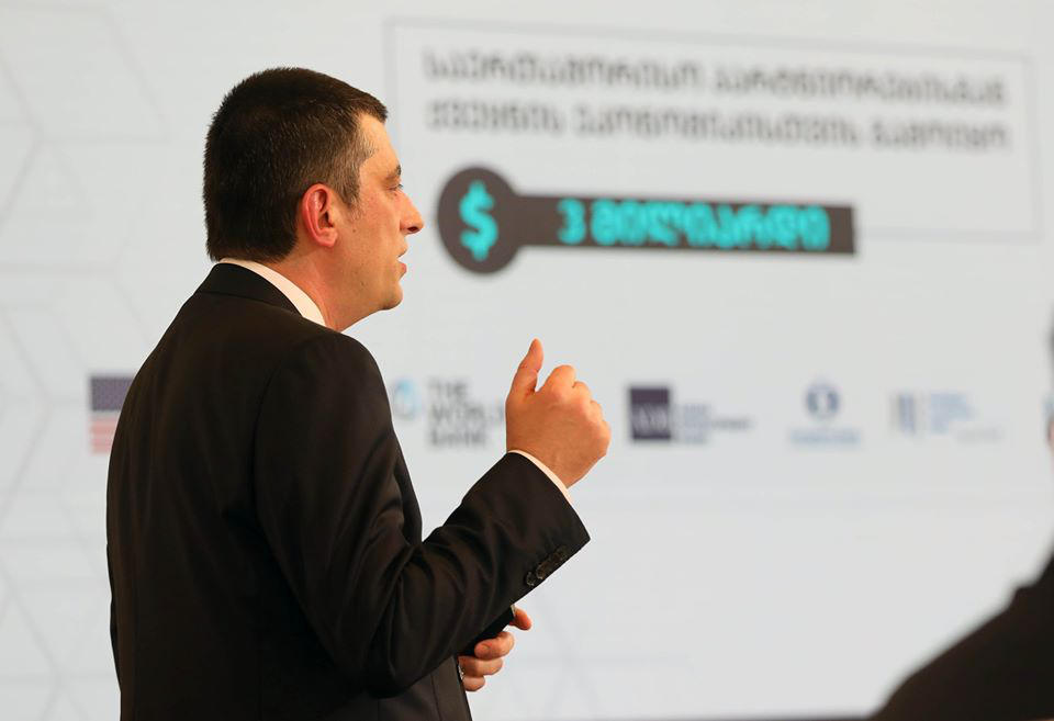 მთავრობა ოფიციალურად დასაქმებულ პირებს, რომლებიც პანდემიის გამო უმუშევრად დარჩნენ,  6 თვის განმავლობაში 1200 - თვეში 200 ლარით დაეხმარება