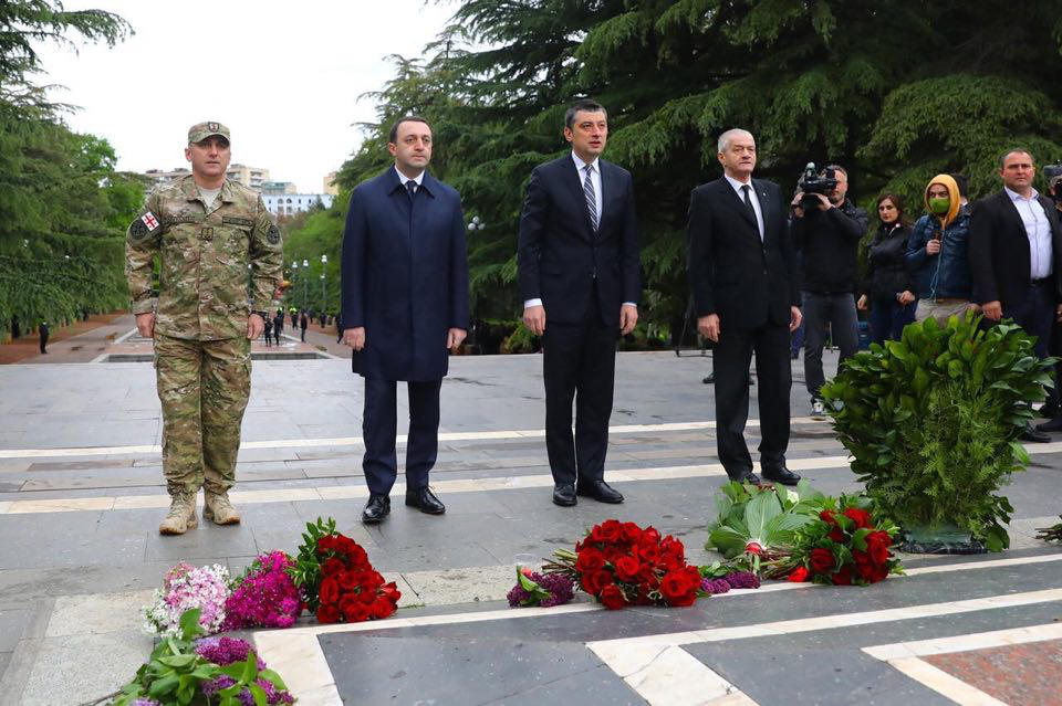ირაკლი ღარიბაშვილმა ფაშიზმზე გამარჯვების დღესთან დაკავშირებით ვაკის პარკში უცნობი ჯარისკაცის საფლავი ყვავილებით შეამკო