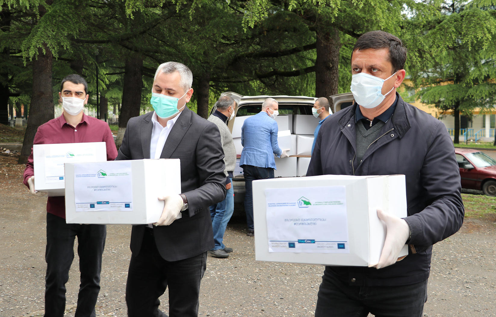 ონსა და ცაგერში მცხოვრებ დევნილ ოჯახებს დახმარება გადაეცათ