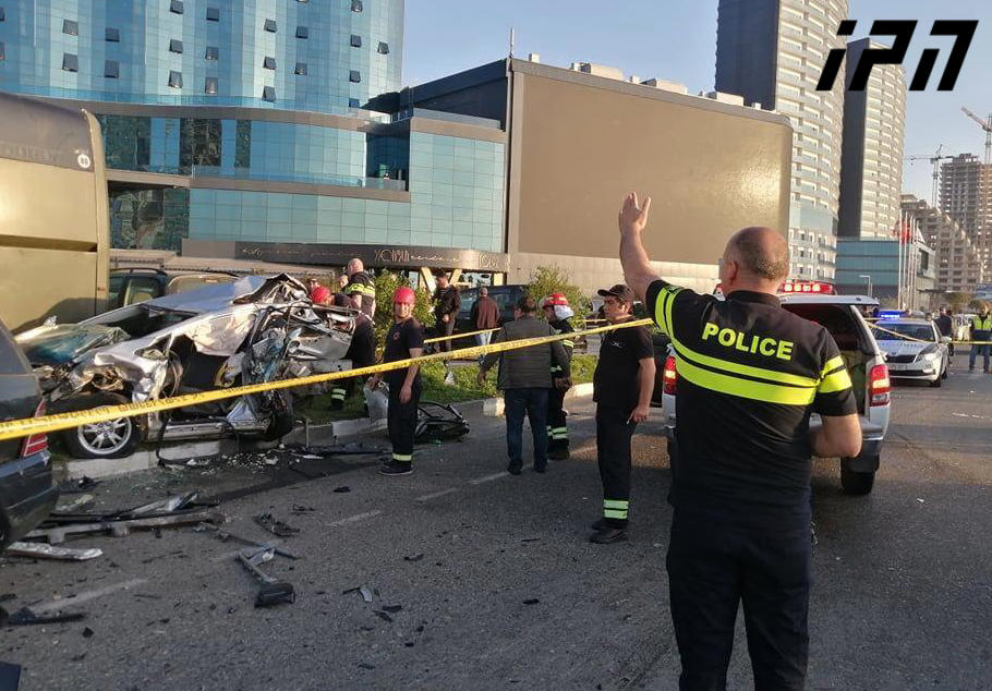 Спасатели батуми. Обрушение дома в батуми. Новости батуми свежие. Обрушение дома в батуми. Трагедия в батуми 8 октября.