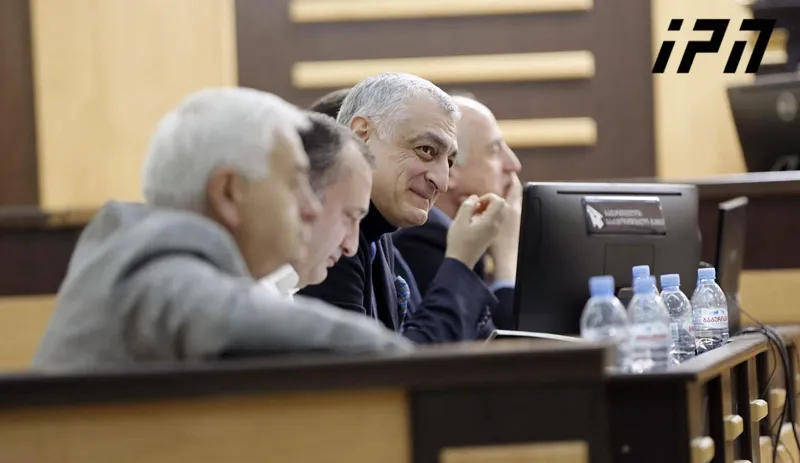 ე.წ. ფულის გათეთრების საქმეზე მამუკა ხაზარაძის, ბადრი ჯაფარიძისა და ავთანდილ წერეთლის სასამართლო პროცესი მიმდინარეობს