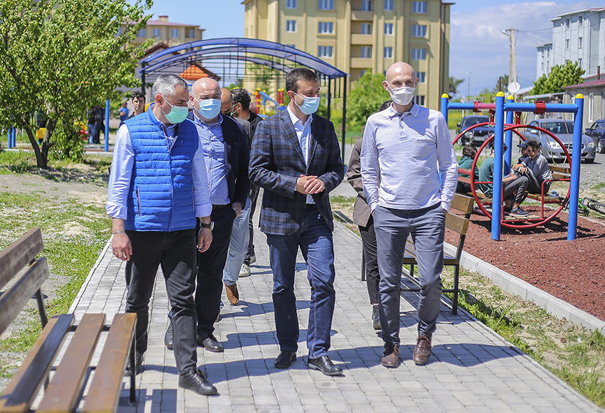 კარალეთის დევნილთა დასახლებაში სკვერი გაიხსნა