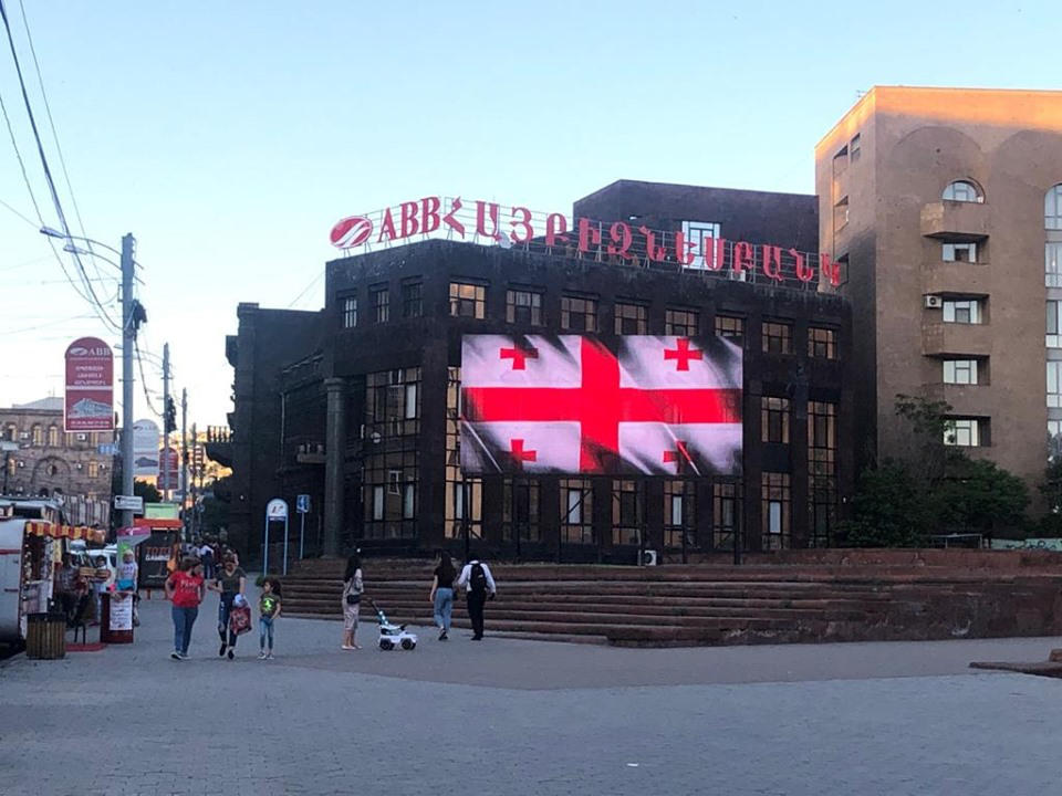 ერევანში სარეკლამო ბანერები საქართველოს დროშის ფერებში განათდა