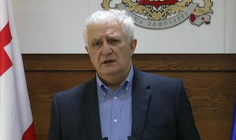 ამირან გამყრელიძის განცხადებით, იუსტიციის სახლთან მისული მოქალაქეებიდან ტესტირების შედეგად 4-ს კორონავირუსი დაუდგინდა