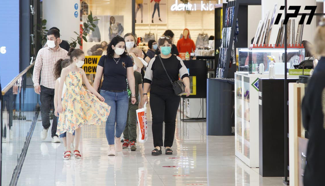 Parliament adopts a law which makes it mandatory to wear masks in indoor public spaces