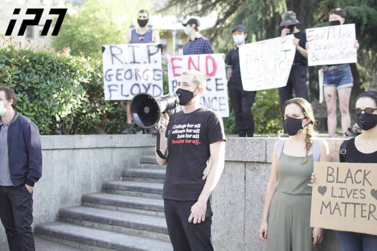 თბილისში, რუსთაველის მეტროს მიმდებარედ ჯორჯ ფლოიდის გარდაცვალებასთან დაკავშირებით აქცია მიმდინარეობს